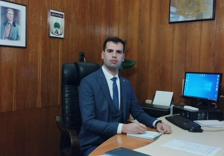 Шофьор на автобус преби кмета на Цалапица с кол, нарекъл го "гомнар" 