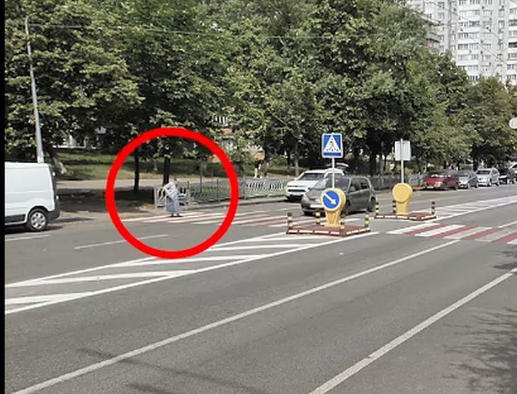 Баба тръгна да пресича на пешеходна пътека, последва нещо шокиращо