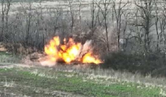 ВИДЕО от войната: Руски дрон изпепели американска БМП Bradley на ВСУ край Орехов