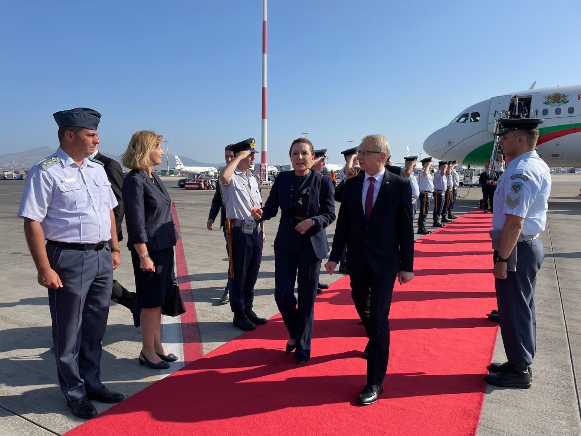 На четири очи Денков и Мицотакис нищиха войната в Украйна и... СНИМКИ
