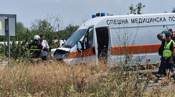 2 трупа след смъртоносно меле с линейка в Сливенско СНИМКИ