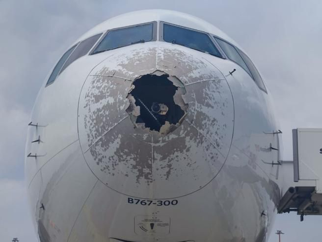 Шокираща СНИМКА какво остана от „Боинг 767“ след градушката, ударила Милано