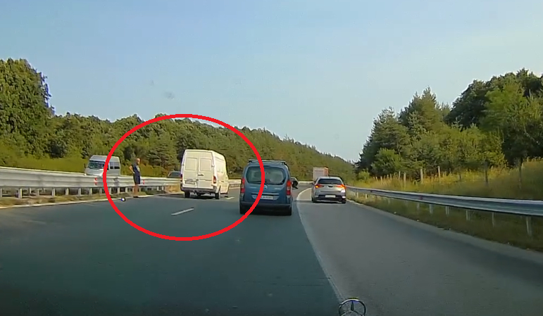 Пътен експерт пусна ВИДЕО с безумие на АМ "Тракия": Веднага си облякох жилетка и изтичах към...