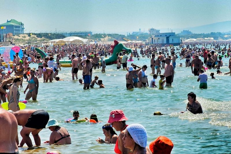 Познайте в коя воюваща днес страна са тези претъпкани черноморски курорти