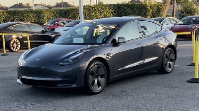 Мъж си купи нова електрическа кола Tesla само за $13 620, ето как го направи