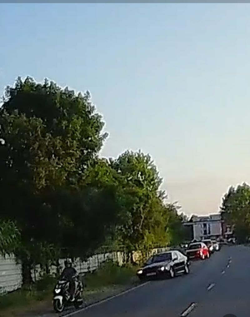 Зрелищно опасна ситуация по пътя за Слънчев бряг ВИДЕО