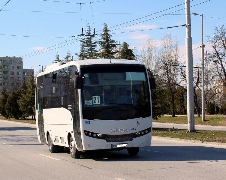Кошмар: Шофьор от градския транспорт дреме на волана, автобусът - на зиг-заг