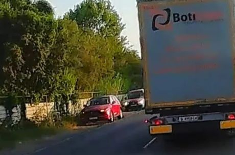 Зрелищно опасна ситуация по пътя за Слънчев бряг ВИДЕО