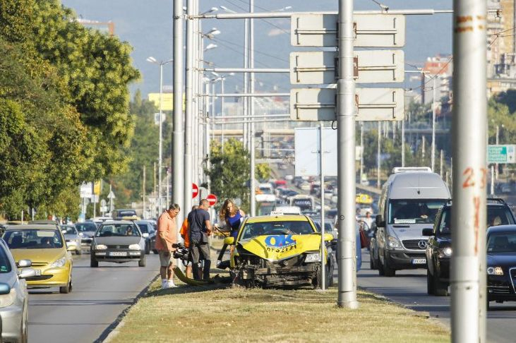 Зверско верижно меле с такси и куп коли в София СНИМКА