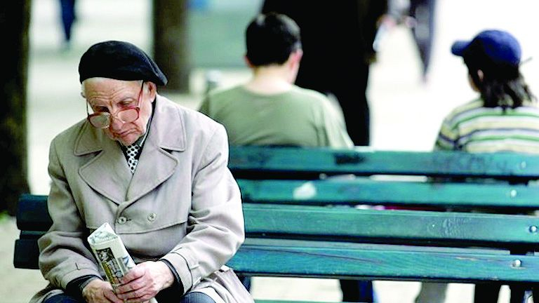 Възрастен варненец проплака: От банката ми издадоха нова дебитна карта и останах без пенсия 