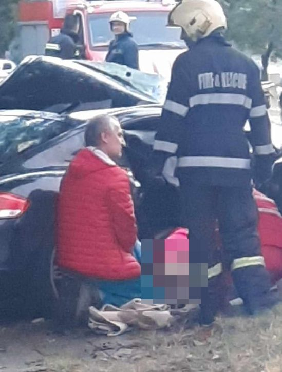 Ужас във Варна: Пожарникари режат ламарини на смачкано украинско "Порше" СНИМКИ