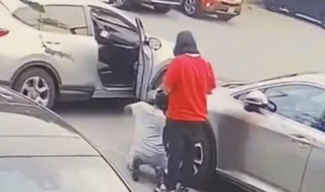 ВИДЕО запечата как се крадат за нула време автомобили посред бял ден