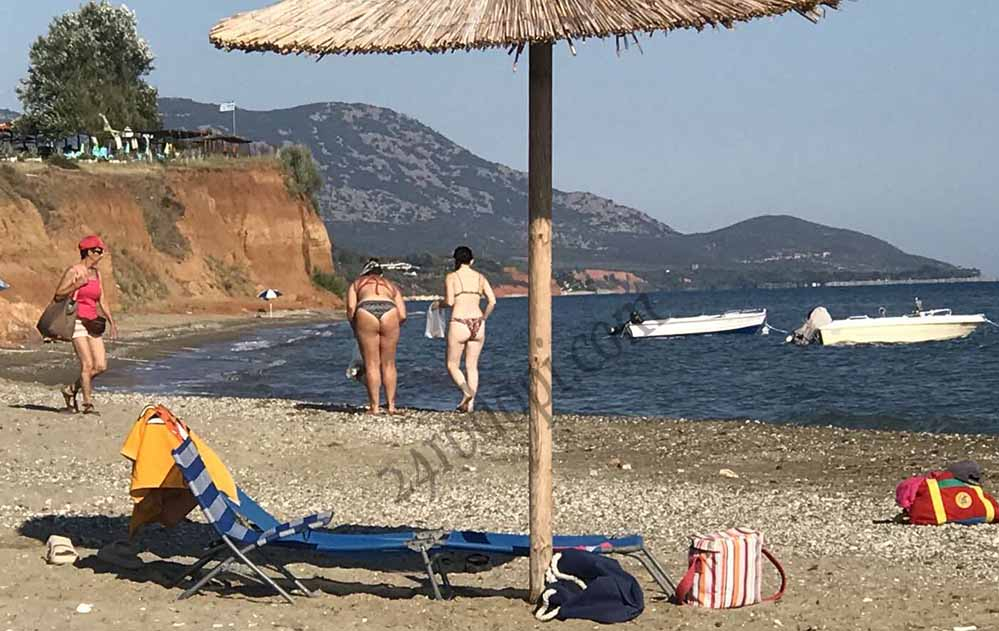 Всички говорят за две надупени млади жени по бански на каменист плаж в Гърция СНИМКИ 18+
