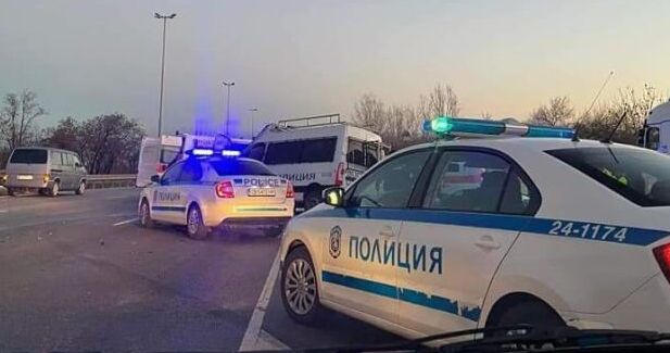 Само в БЛИЦ! Ченгета спряха две коли на столичното "Цариградско шосе" и се хванаха за главите 