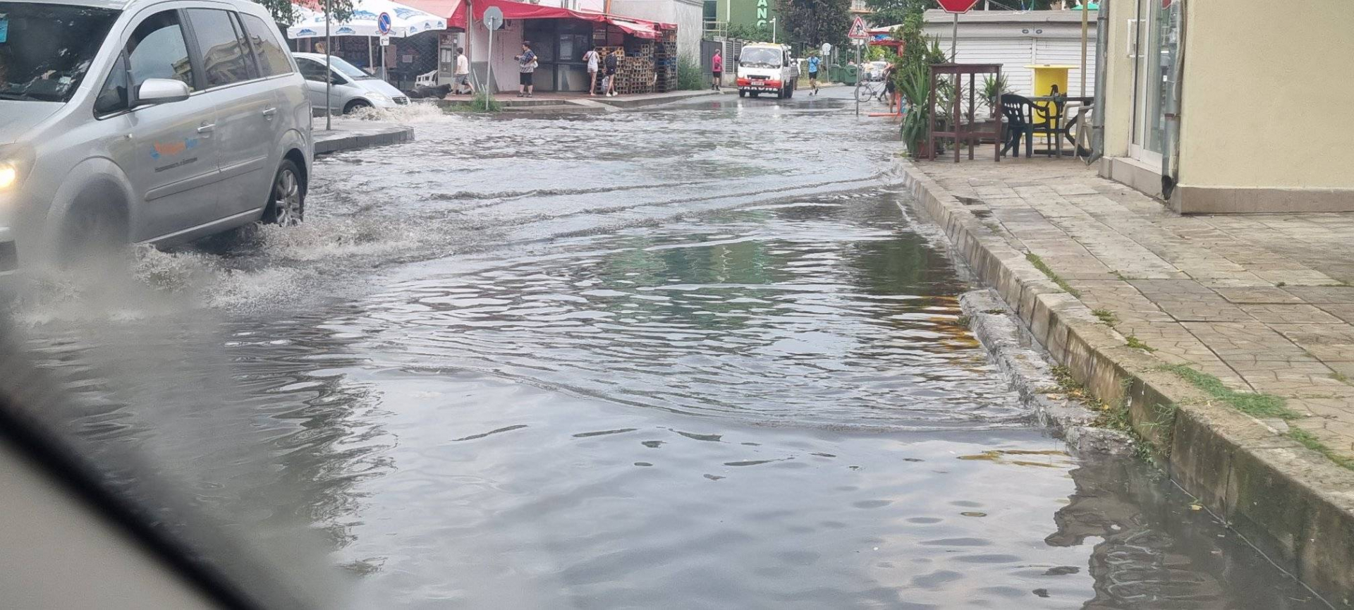 Слънчев бряг под вода, летовниците в паника ВИДЕО 