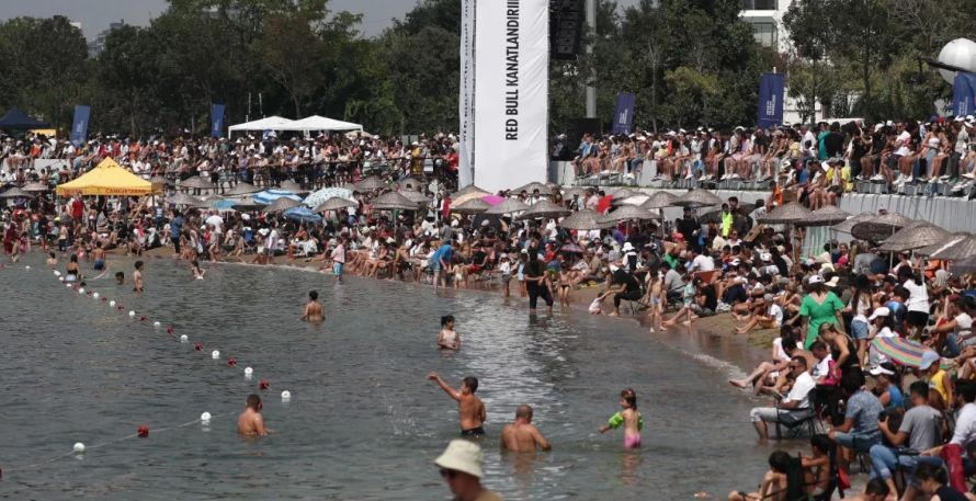 Откриха 28 невзривени мини в морето на курорт до Истанбул 