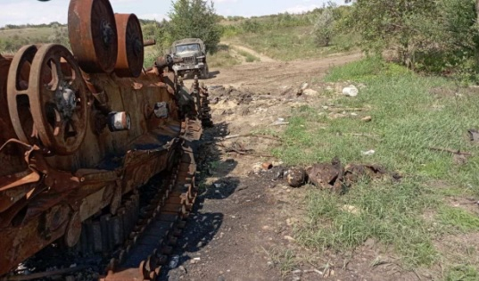 ВИДЕО от войната: Руските сили унищожиха колона от БМП Bradley край Орехов