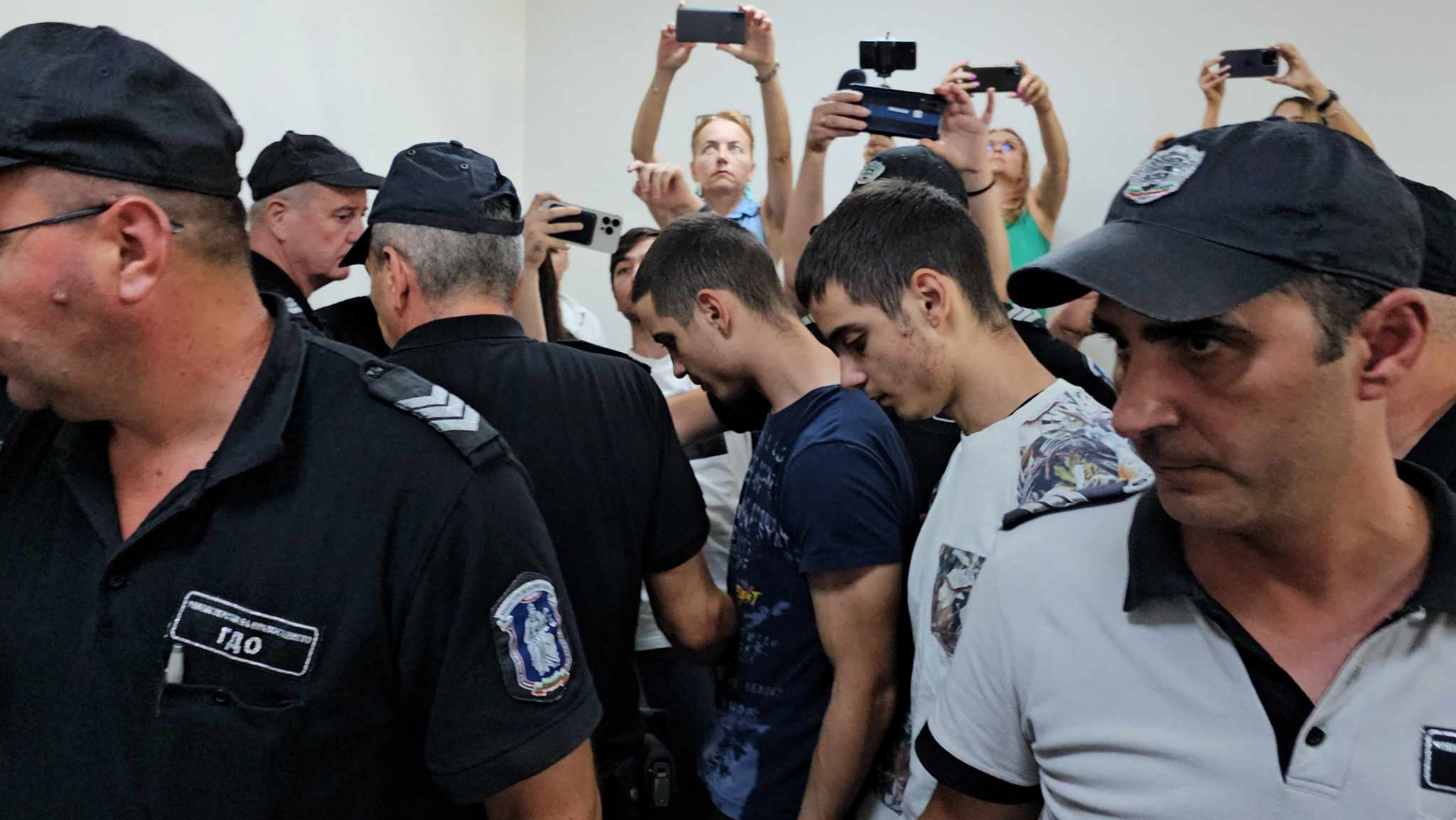 Майката на убития Митко видя снимка на килъра му и попиля близнаците Валентин и Борислав