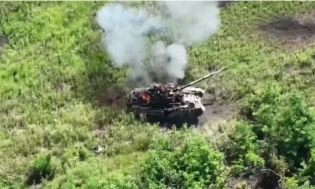 ВИДЕО от войната: Украинските бойци взривиха с дрон руски танк на фронта