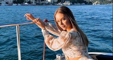 Изловиха Виктория Капитонова и мистериозния й мъж на плажа как се... СНИМКА 18+