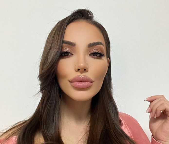 Мис Силикон се пече по монокини на яхта в Гърция СНИМКА 18+