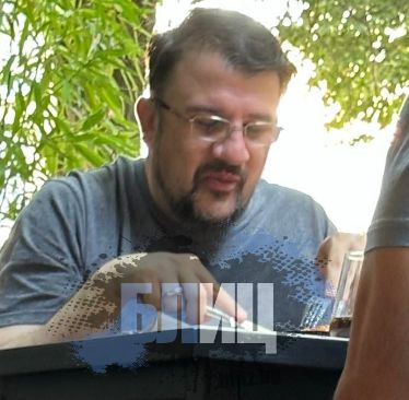 Фотобомба в БЛИЦ: Дръжте се да не паднете, вижте какво нагъва Настимир Ананиев в жегата!