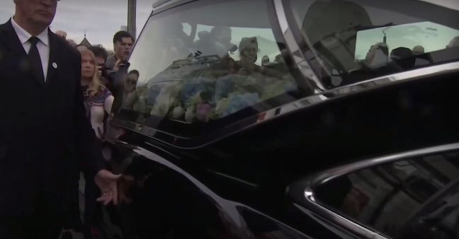 Фенове изпратиха с аплодисменти Шинейд О'Конър в последния й път ВИДЕО 
