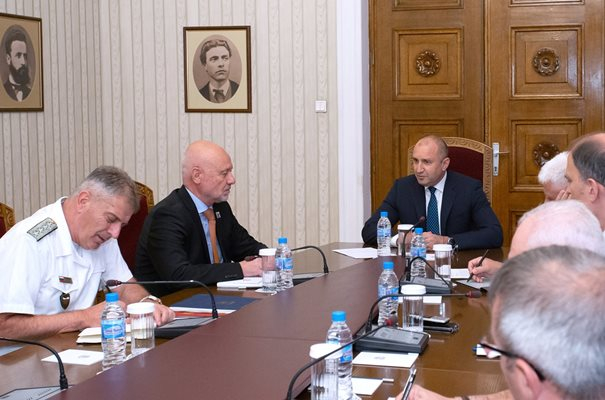 Радев на среща с Тагарев, ето какво си казаха