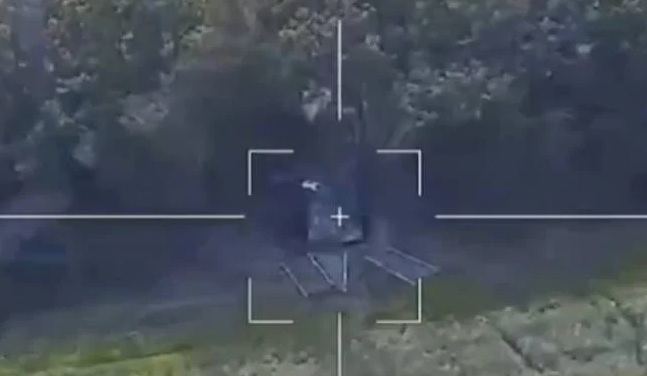 ВИДЕО от войната: Показаха как руски дрон "Ланцет" унищожава украинска САУ