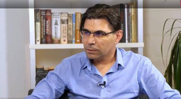 Политологът Борислав Ангелов разкости "сглобката" заради "интимната връзка"