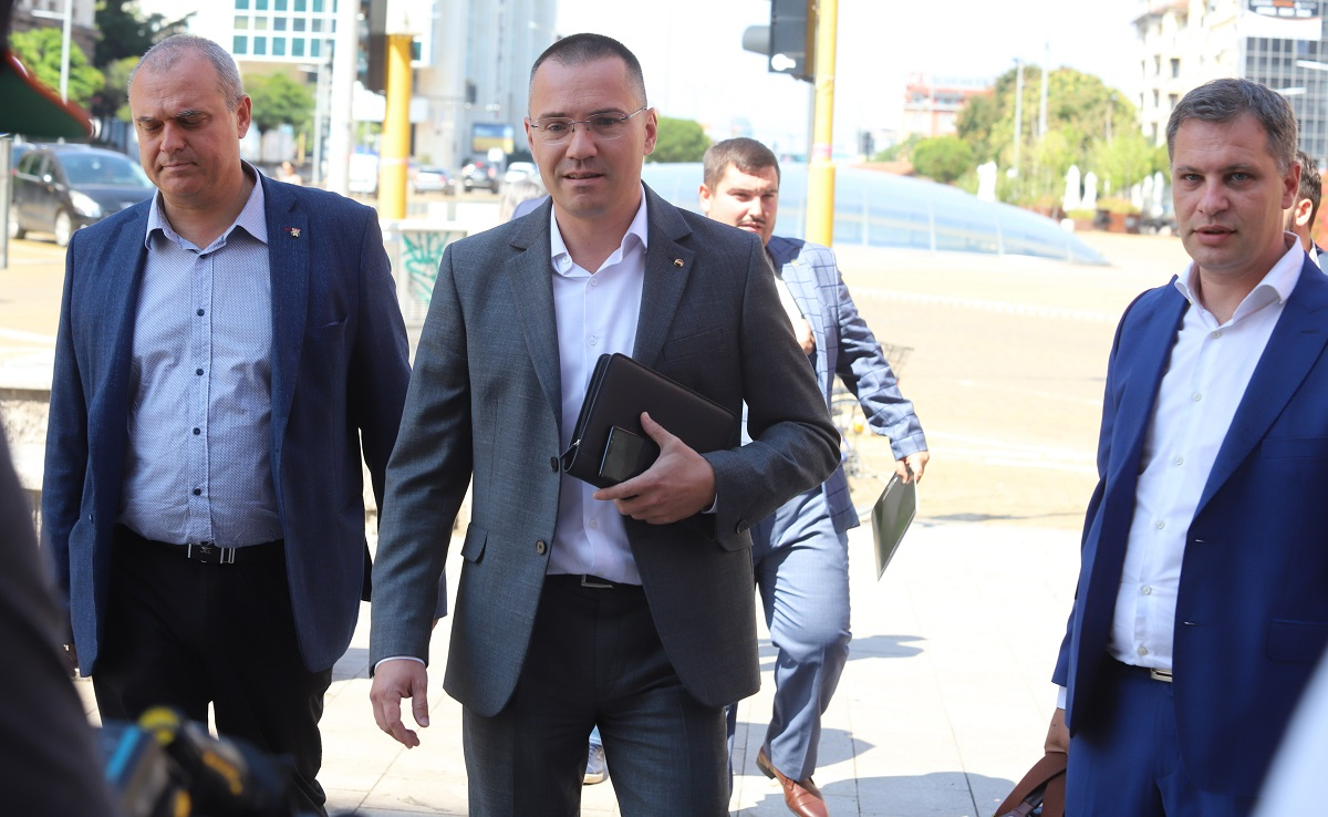 От ВМРО написаха писмо до Радев заради "интимната връзка"
