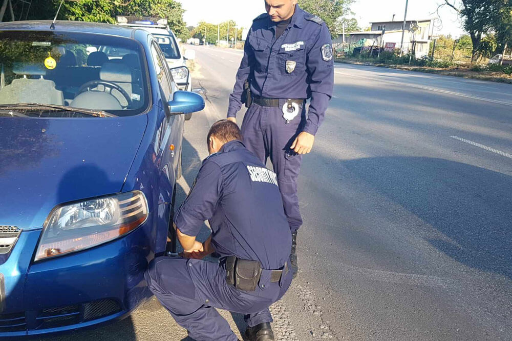 Ето какво се случи с полицаите, разплакали жена край Стара Загора 