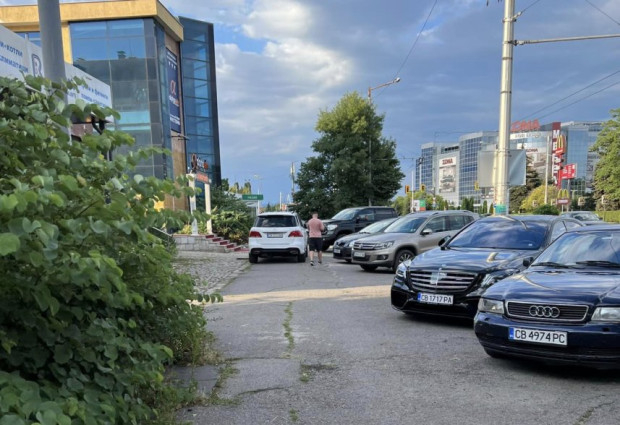 Нагъл джигит вбеси столичанин с безумно паркиране и подпали мрежата СНИМКА