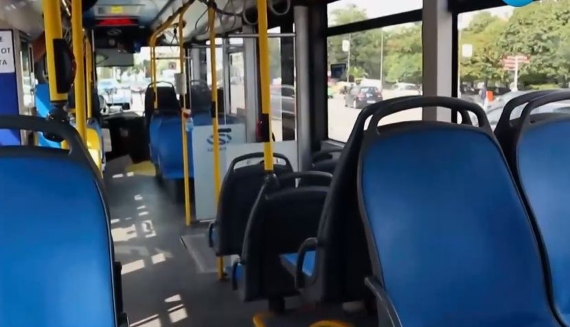 Чужденец нокаутира два пъти контрольорка в автобус във Варна ВИДЕО 