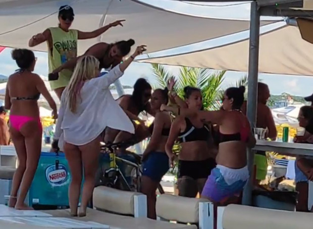 Див купон в Приморско! Девойки въртят задници на люта чалга ВИДЕО 18+