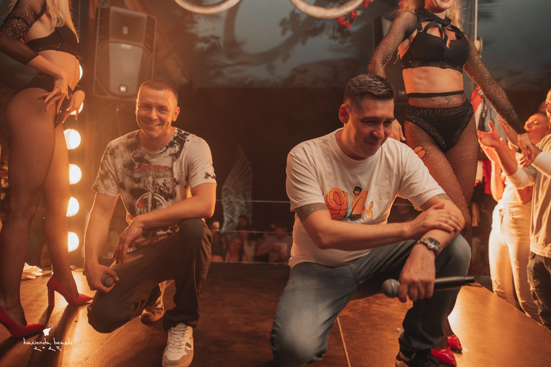 Апетитни мадами навират голи дупета в лицето на Ицо-Хазарта, а той... СНИМКИ 18+