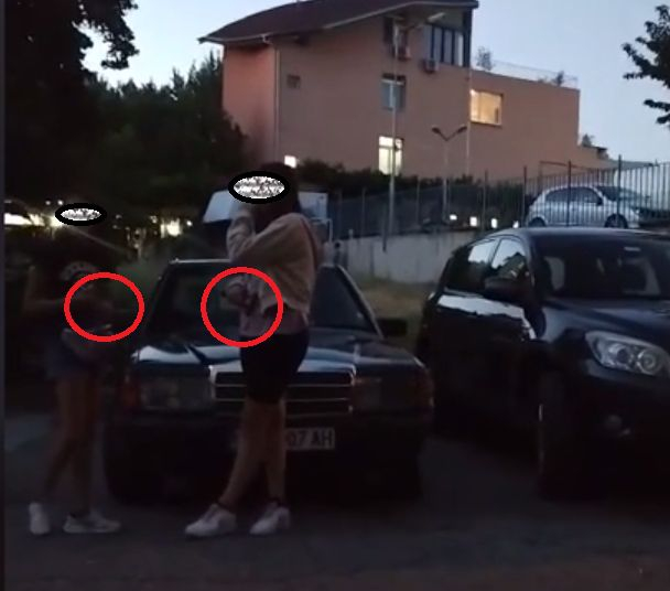Пълен шок! Невръстни момичета вилнеят с чукове и клещи в Благоевград ВИДЕО