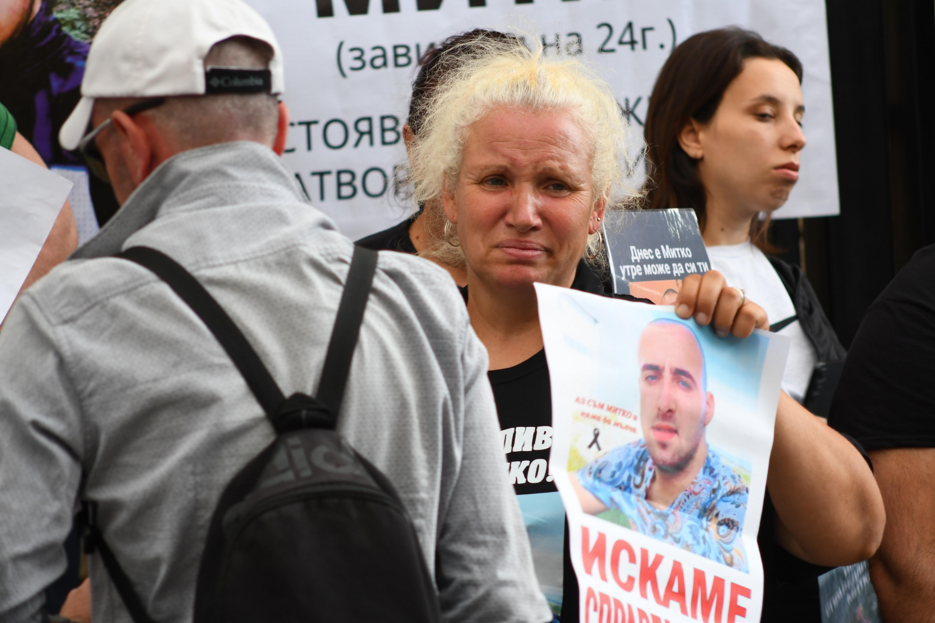 Пред Съдебната палата ври и кипи, майката на убития Митко от Цалапица поиска...