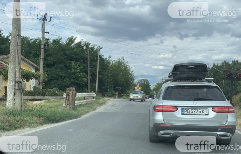 Камикадзета с лъскави возила направиха немислимото на жп прелез, а секунди по-късно... СНИМКИ 