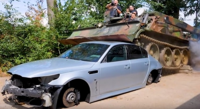 Зрелищни ВИДЕА: Танк смачка култов спортен автомобил BMW