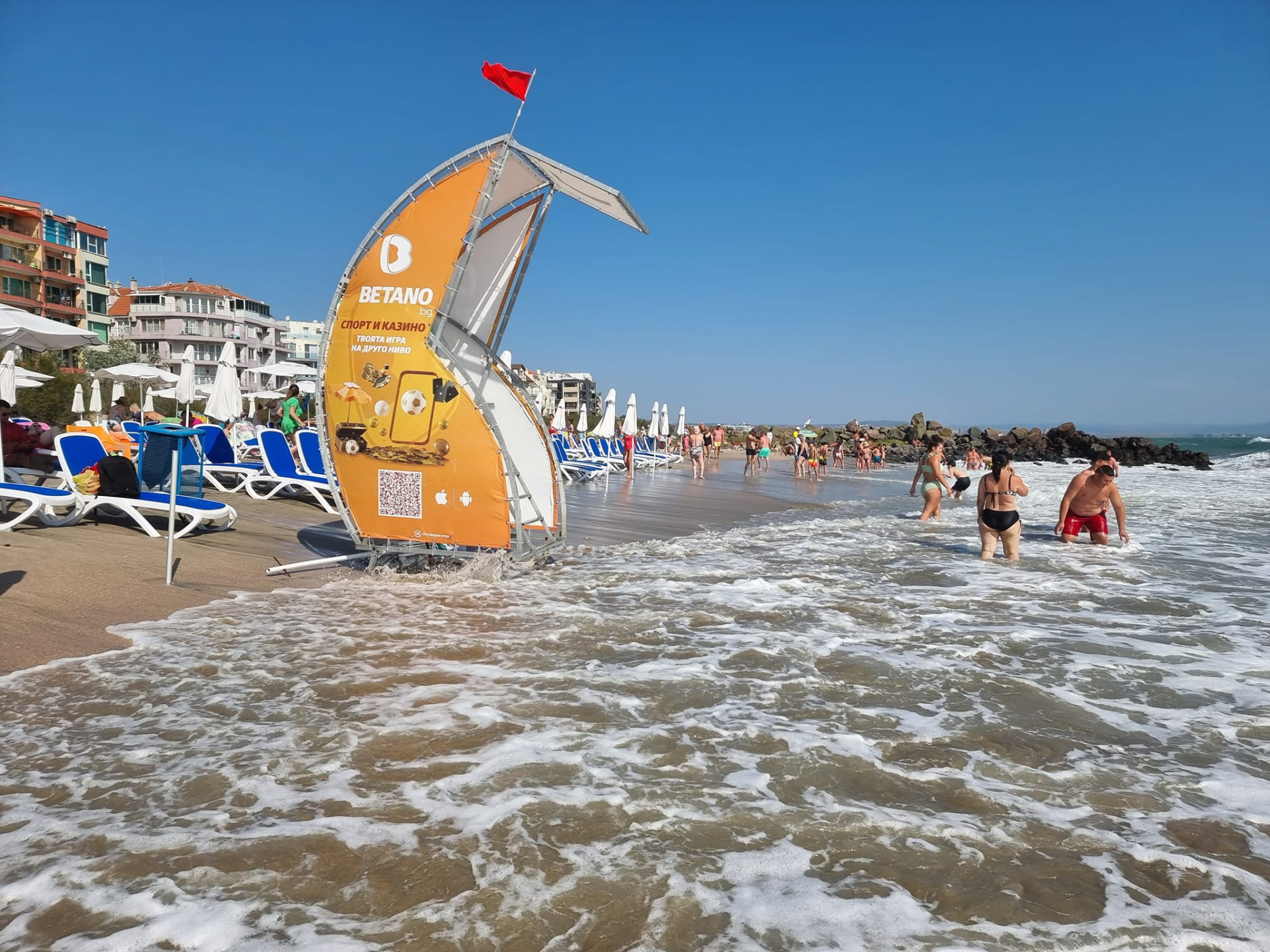 Вълни като цунами изядоха плажа, пред очите на Панделиева се дави жена! Апокалиптични СНИМКИ