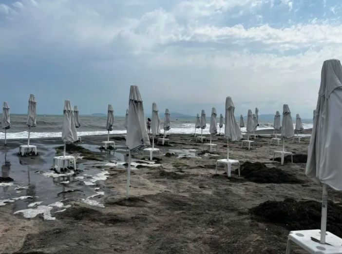 Като на война! Туристи копаят диги на плажа, морето ги погълна ВИДЕО