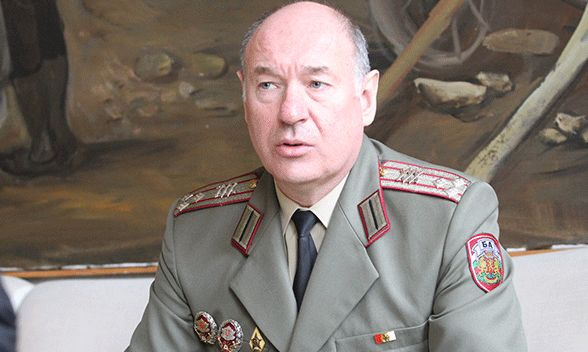 Денков с нова рокада: Маха знаков бригаден генерал