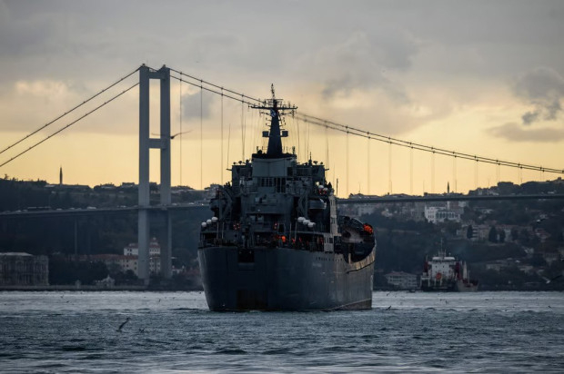 Politico: Украйна тръгна сама "на лов" за тайните руски кораби в Черно море