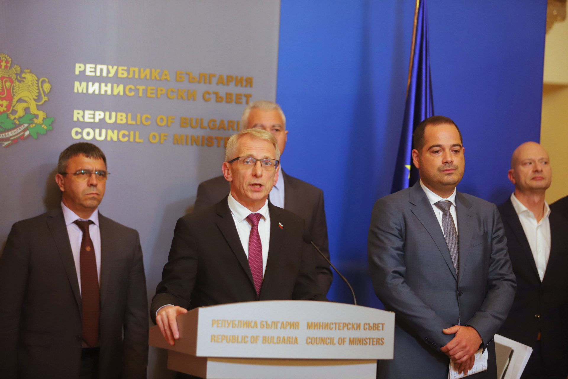 Правителството може да падне до дни заради...