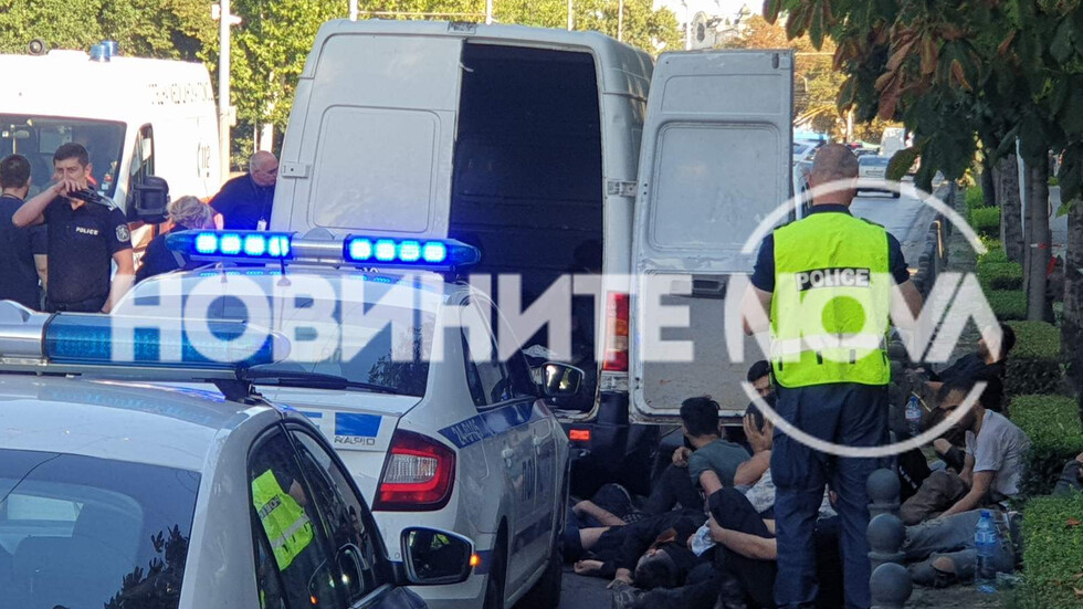 Масови арести в центъра на София, има хора в безсъзнание СНИМКИ