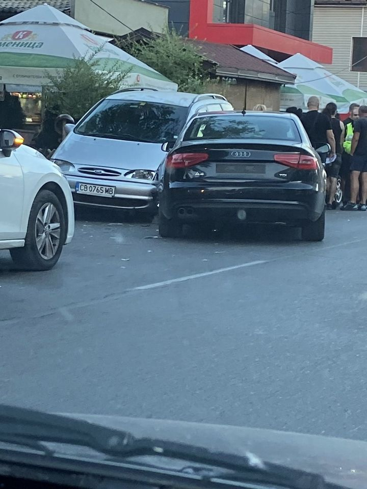 Свалиха номерата на пиян на мотика шофьор на Ауди, след като направи мазало край София СНИМКИ