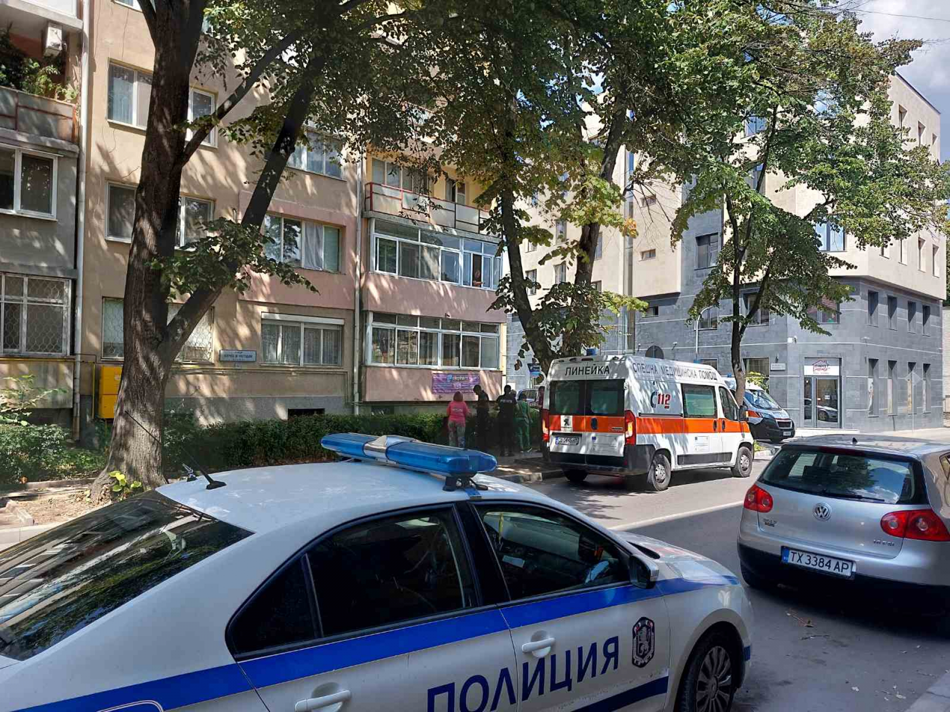 Минувачи се натъкнаха на зловеща находка пред блок в Добрич СНИМКИ 