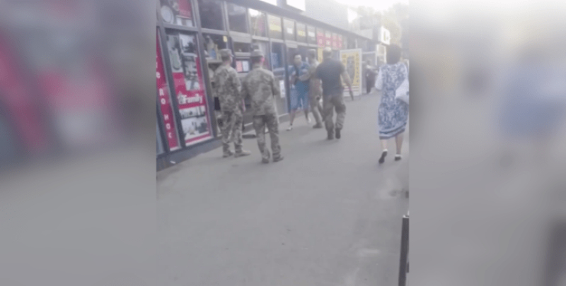 ВИДЕО показа как в Киев събират наборници за фронта ВИДЕО