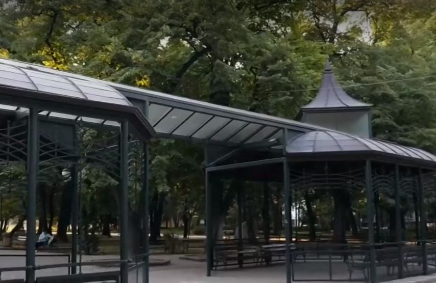 Дядо заведе внучките си в парк в Пловдив, но се появиха тийнейджъри и стана страшно ВИДЕО 